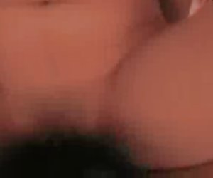 Oyuncaklarla dolu onun tüylü muff YUUKA bulur