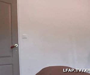 Bir yapay penis ile kedi takmayı edepsiz ve seksi Asya bebek
